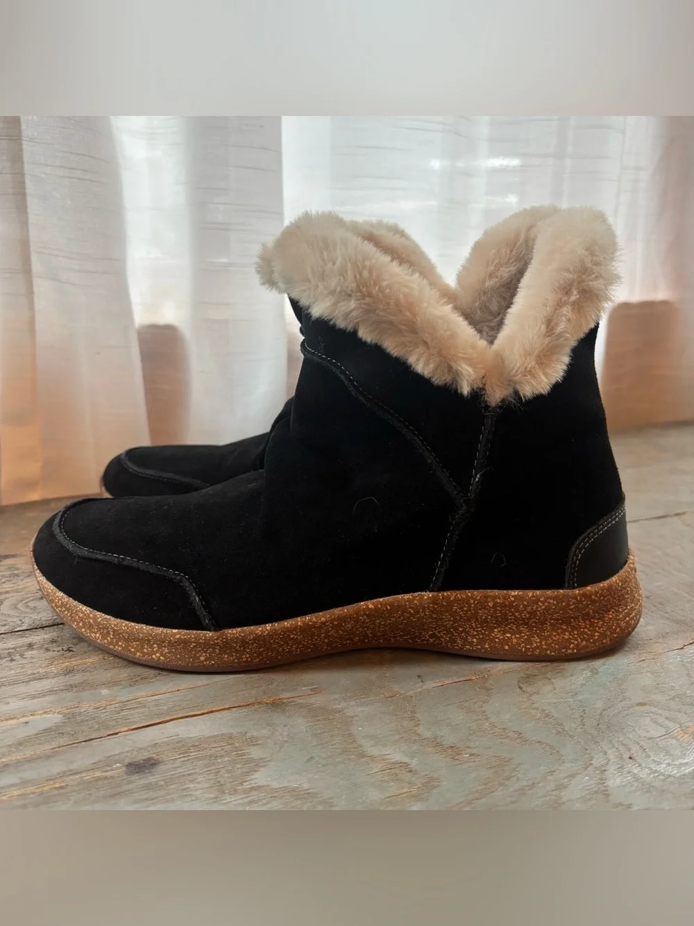 NWOT Taos black suede faux fur boots | size 9